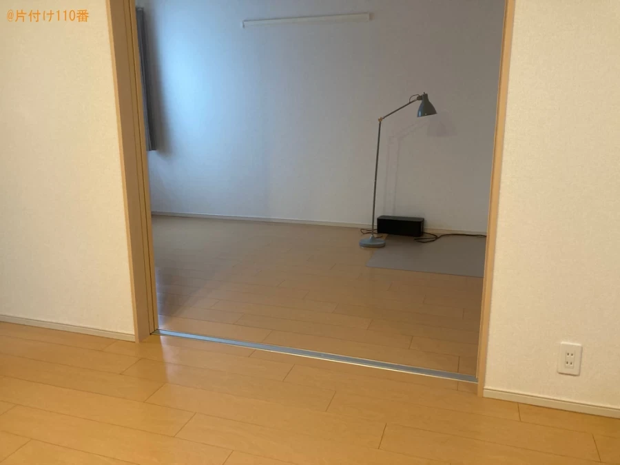 マットレス付きシングルベッド、二人掛けソファー、食器棚の回収