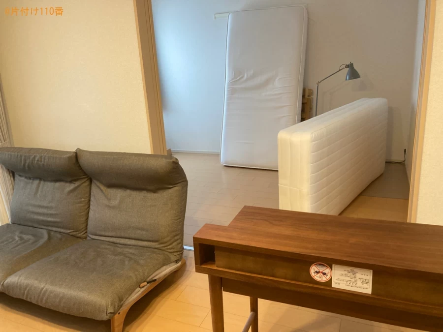 マットレス付きシングルベッド、二人掛けソファー、食器棚の回収